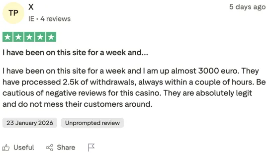 Vijfsterren review van een gebruiker uit Ierland over consistente en snelle uitbetalingen binnen enkele uren.